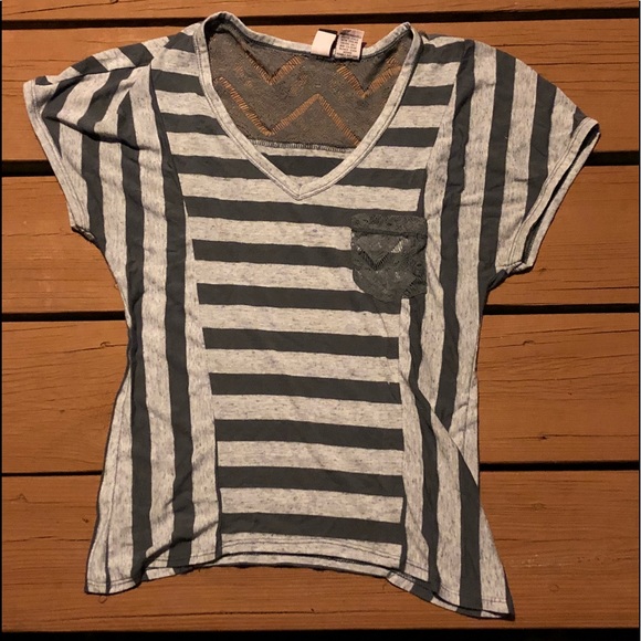 Adorable Handkerchief style shirt with lace pocket - Picture 1 of 4